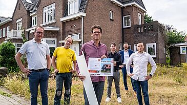 Op de foto van links naar rechts: Frank van Pelt (Technische Unie, leverancier TripleSolar PVT), Robert Ekas (Bouwadvies en Installatie), Ad van Dortmont (ADvies voor duurzaam wonen, voedsel, aarde), Robin van de Ven (R&R Systems, PVT en losse radiateuren), Ton Schreuder (Nibe warmtepompen) en Tim Zeestraten (Technische Unie, warmteverliesberekening).