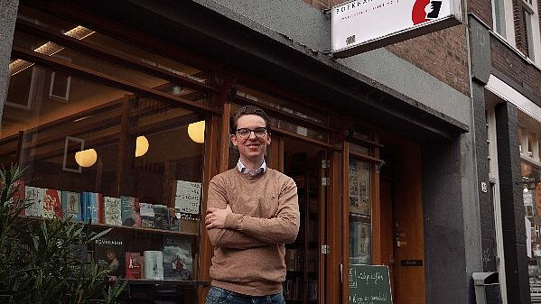Foto van eigenaar Julius Roelants. hij staat voor de boekhandel Roelants