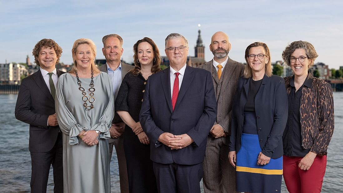 Groepsfoto van de burgemeester, wethouders en de gemeentesecretaris