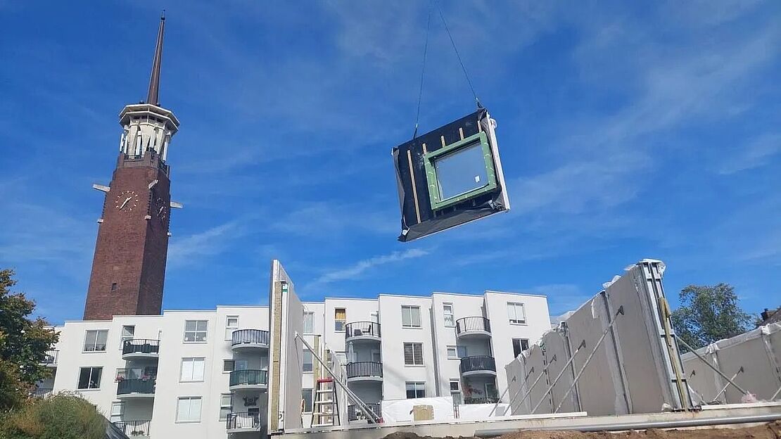 Foto van een raam dat in een nieuwbouwwoning geplaatst wordt