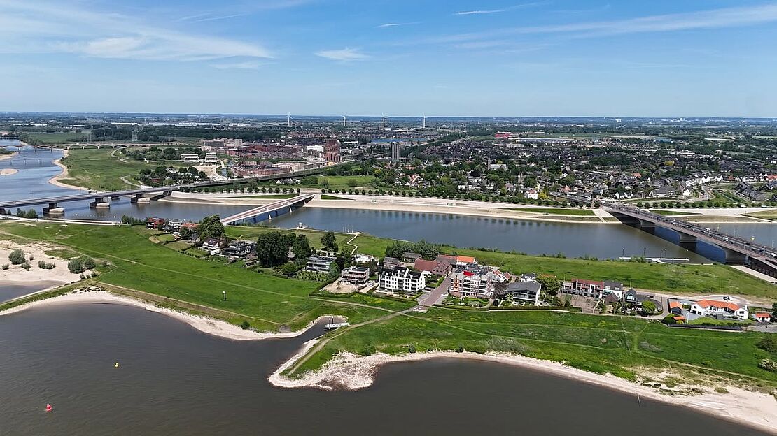 Luchtfoto Stadseiland Veur Lent met nevengeul de Spiegelwaal