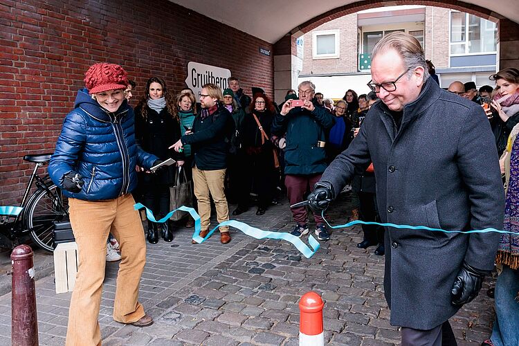 De Poëzieplaats wordt officieel geopend door stadsdichter Heidi Koren en wethouder Noël Vergunst.