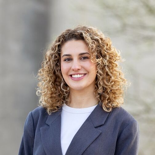 Portretforo Nora Lokradi