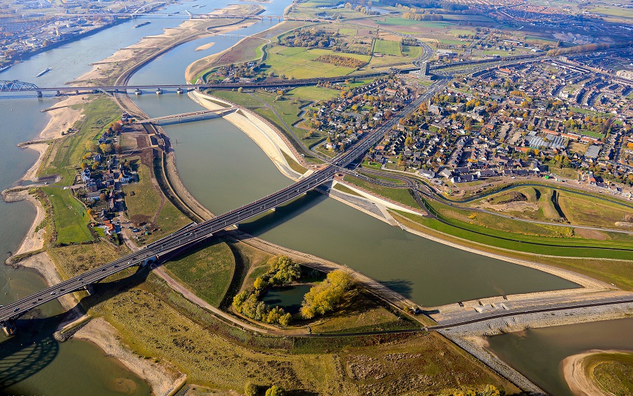 Luchtfoto stadseiland Veur Lent met nevengeul de Spiegelwaal