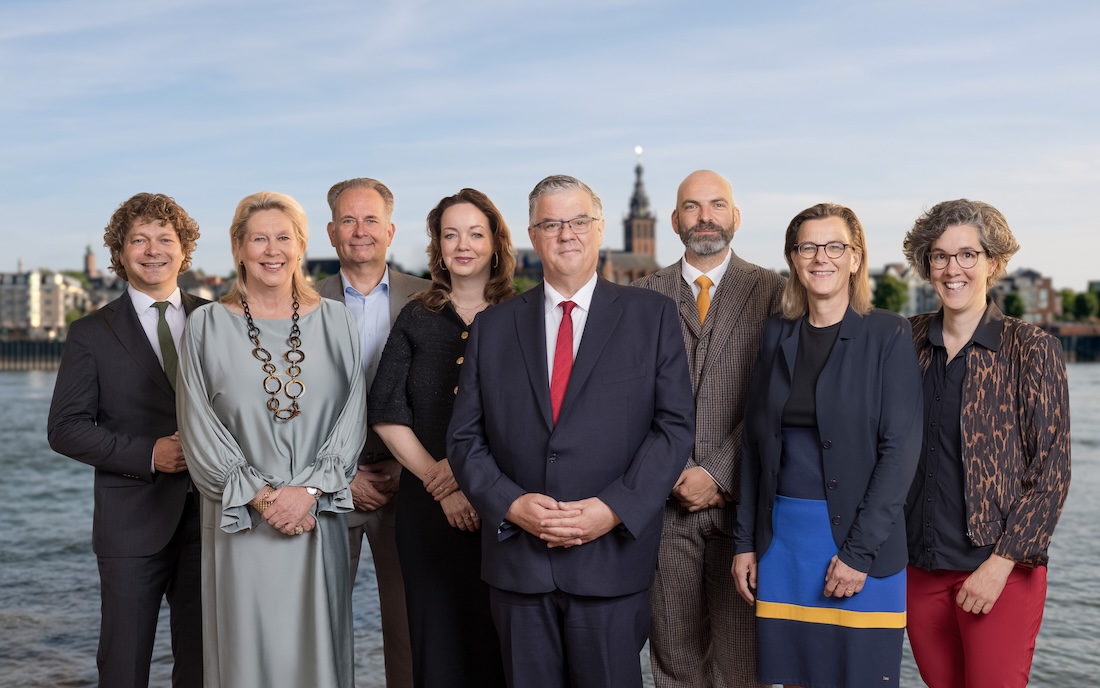 Groepsfoto van de burgemeester, wethouders en de gemeentesecretaris
