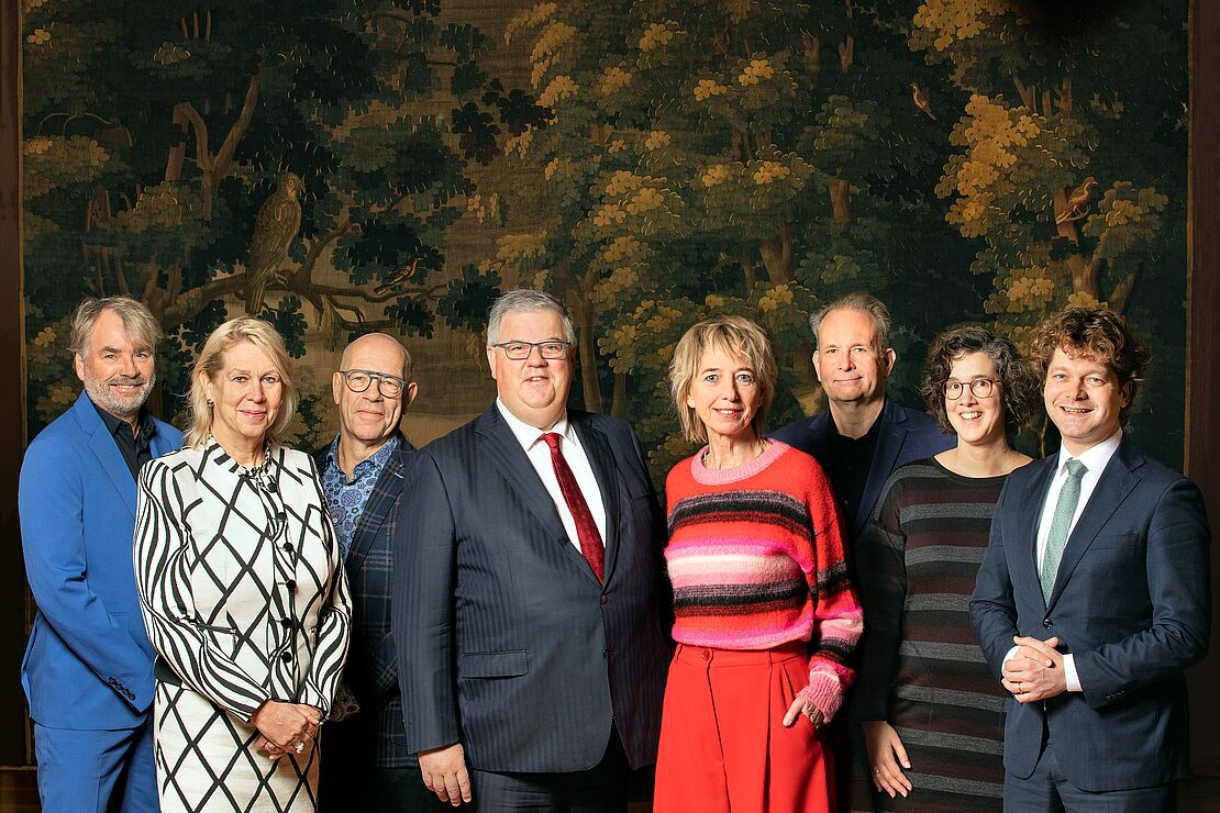 Foto van het college van de gemeente Nijmegen met de gemeentesecretaris