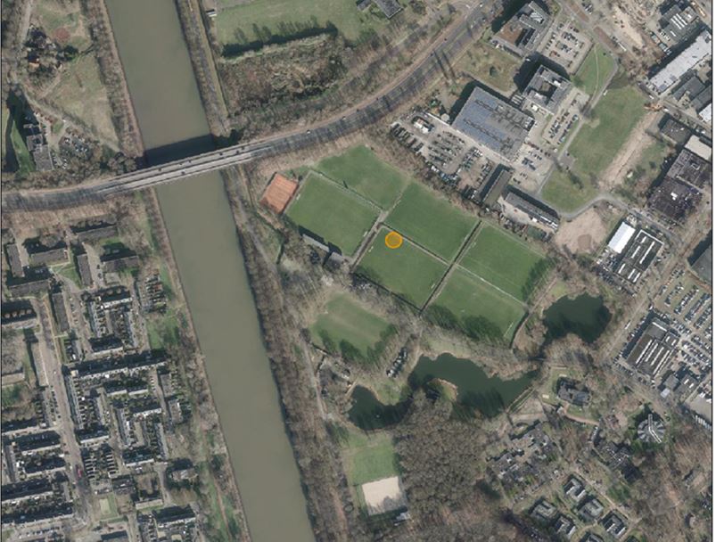 Luchtfoto van de locatie van de tijdelijke opvanglocatie vluchtelingen op sportpark Winkelsteeg