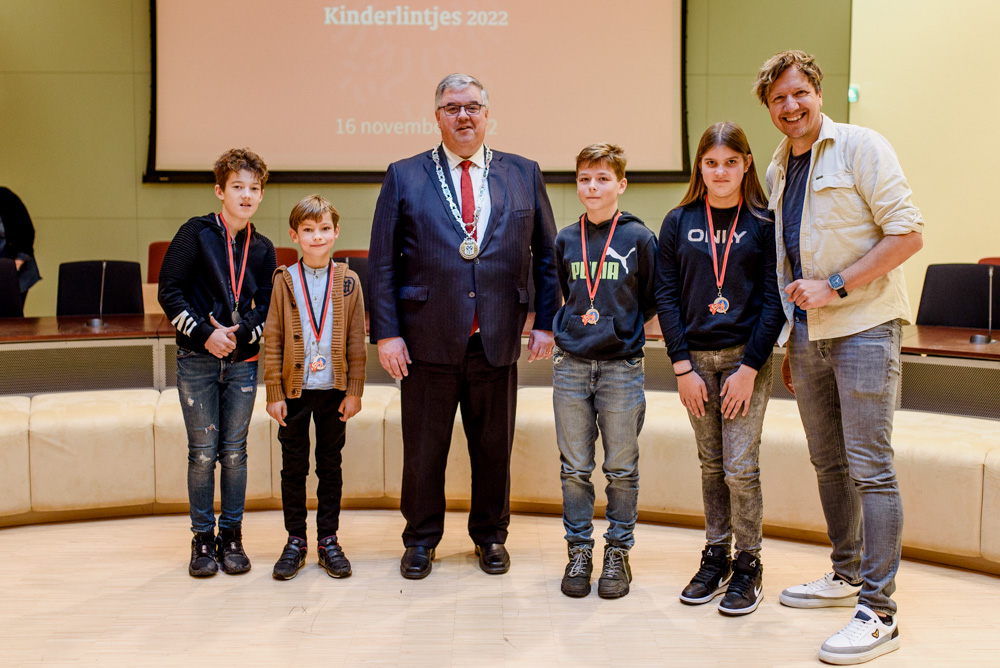 De 4 ontvangers van de kinderlintjes samen met burgemeester Bruls en jeugdtv-presentator Klaas van Kruistum